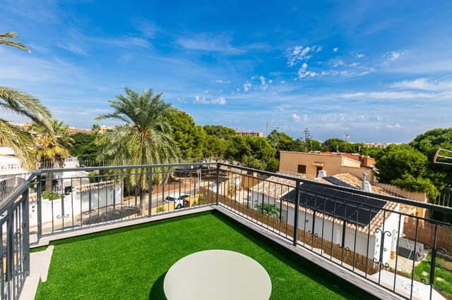Pareado de 4 habitaciones en Punta Prima, Torrevieja en venta con piscina garaje - 749.000 € (Ref: 10136447)