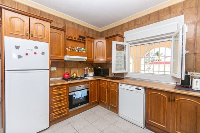 Chalet de 3 habitaciones en La Florida, Orihuela en venta con piscina garaje - 415.000 € (Ref: 10136742)