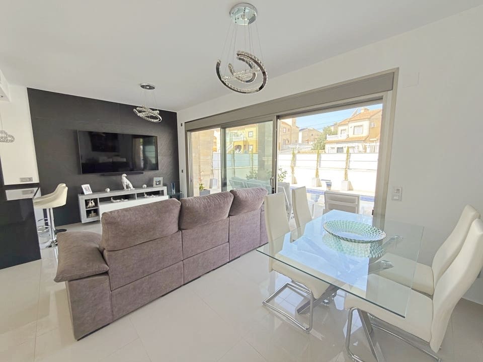 4 sovrum Villa till salu i Villamartin med pool garage - 469 950 € (Ref: 10144839)