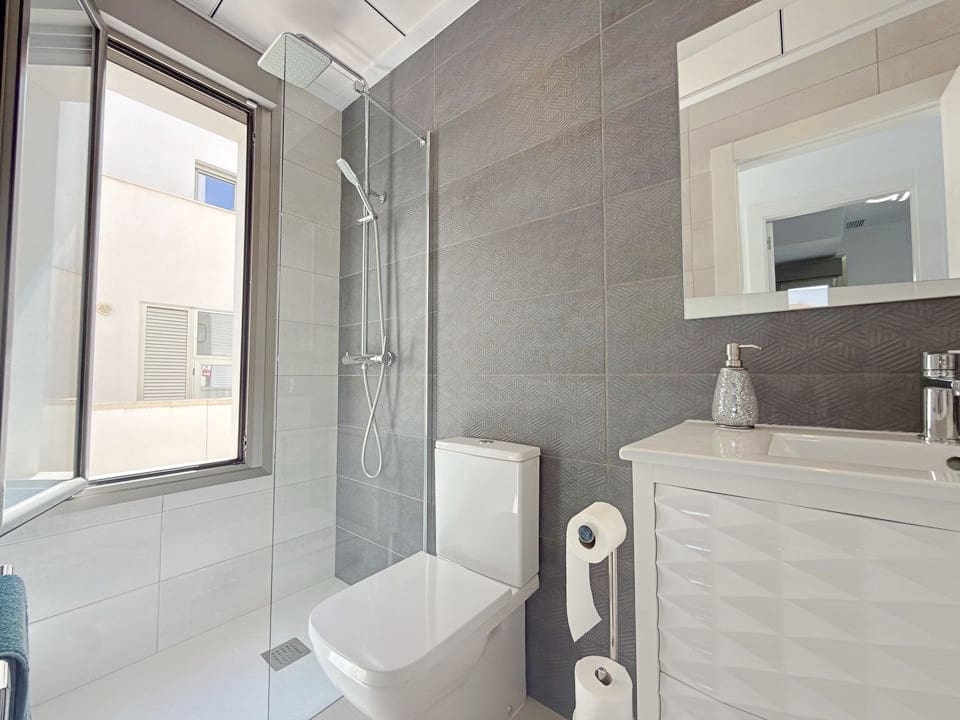 4 sovrum Villa till salu i Villamartin med pool garage - 469 950 € (Ref: 10144839)