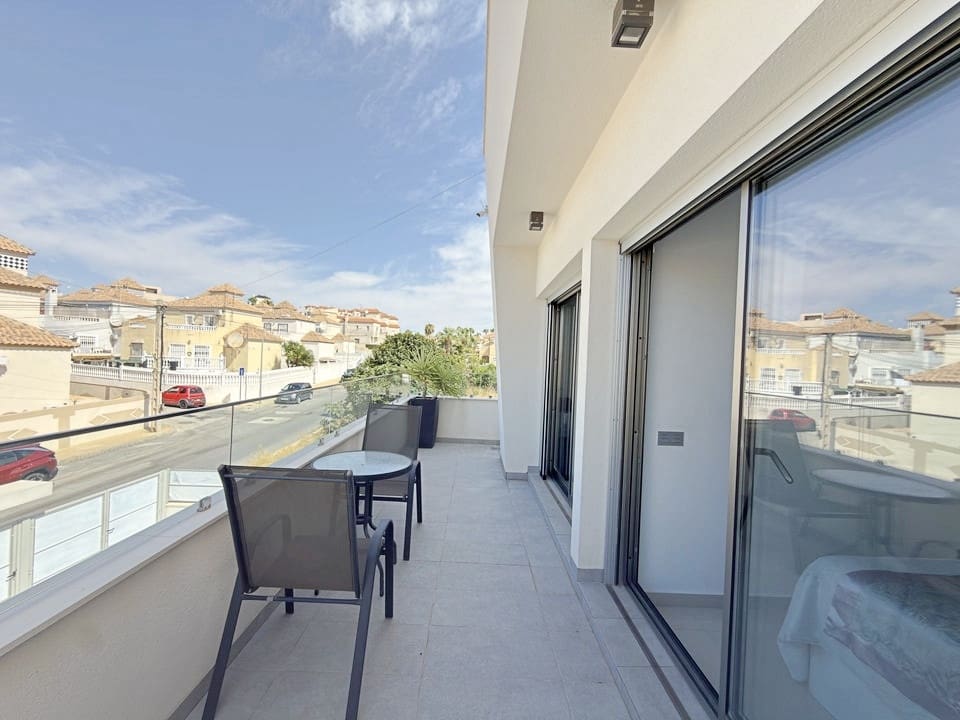 4 sovrum Villa till salu i Villamartin med pool garage - 469 950 € (Ref: 10144839)