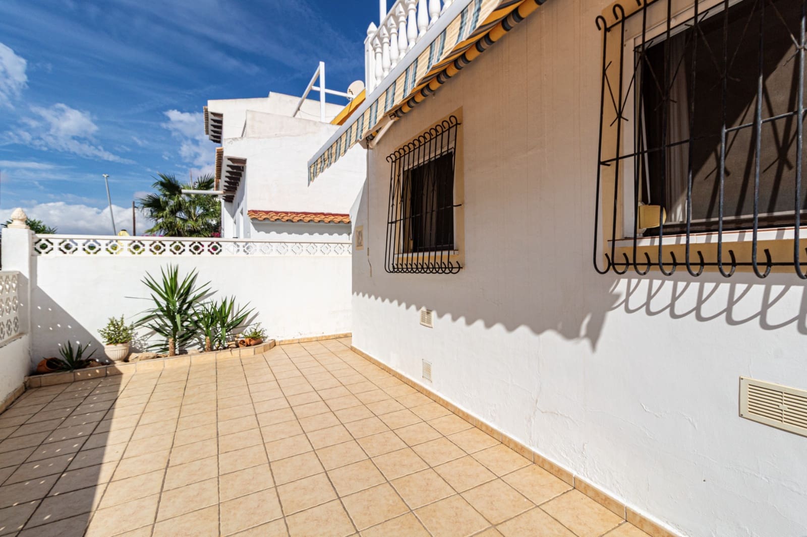 Pareado de 3 habitaciones en Torrevieja en venta con piscina - 210.000 € (Ref: 10156839)