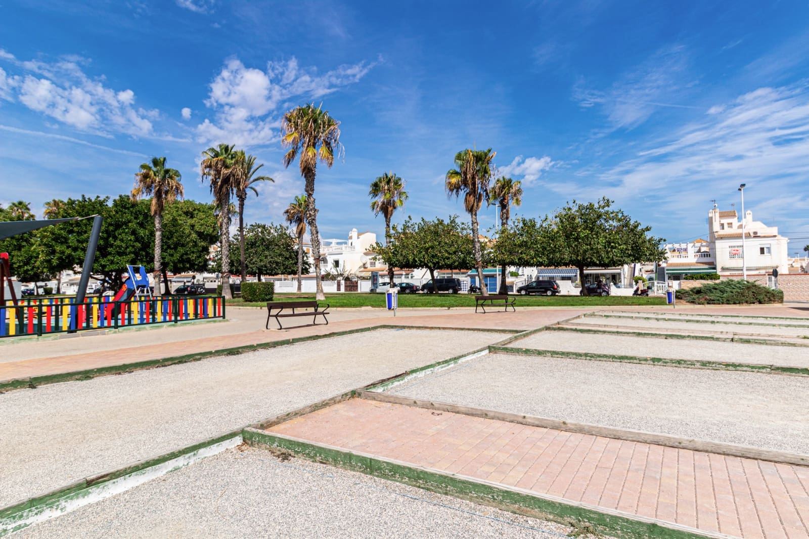 Pareado de 3 habitaciones en Torrevieja en venta con piscina - 210.000 € (Ref: 10156839)