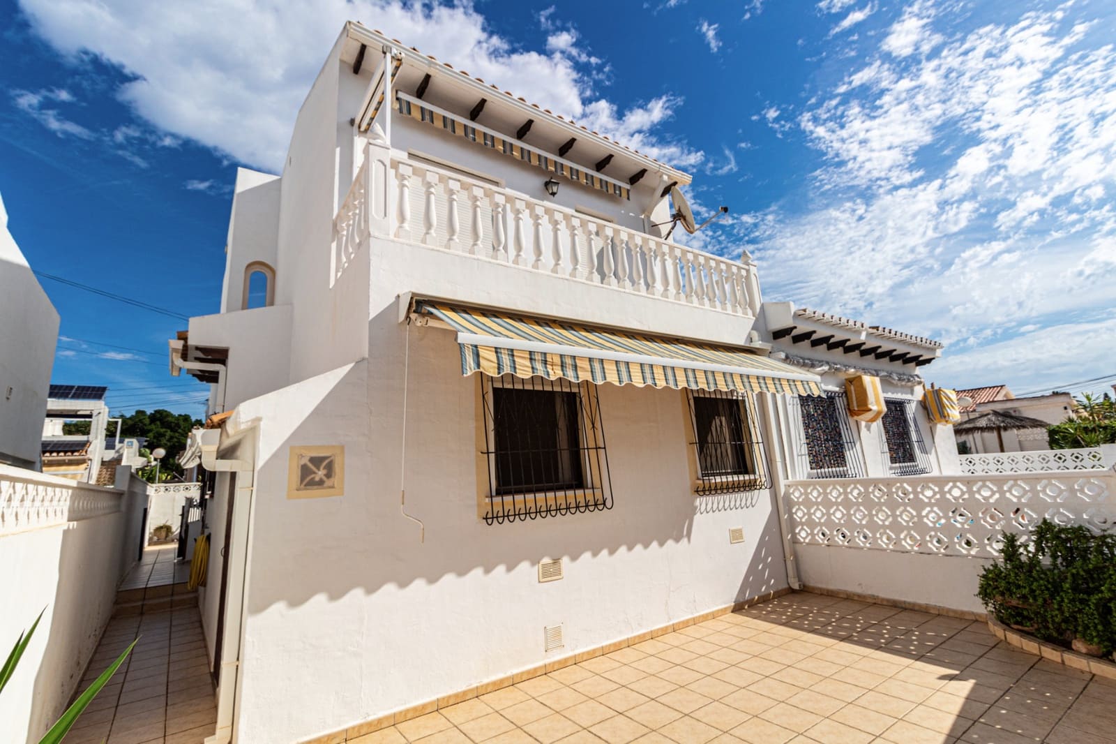 Pareado de 3 habitaciones en Torrevieja en venta con piscina - 210.000 € (Ref: 10156839)