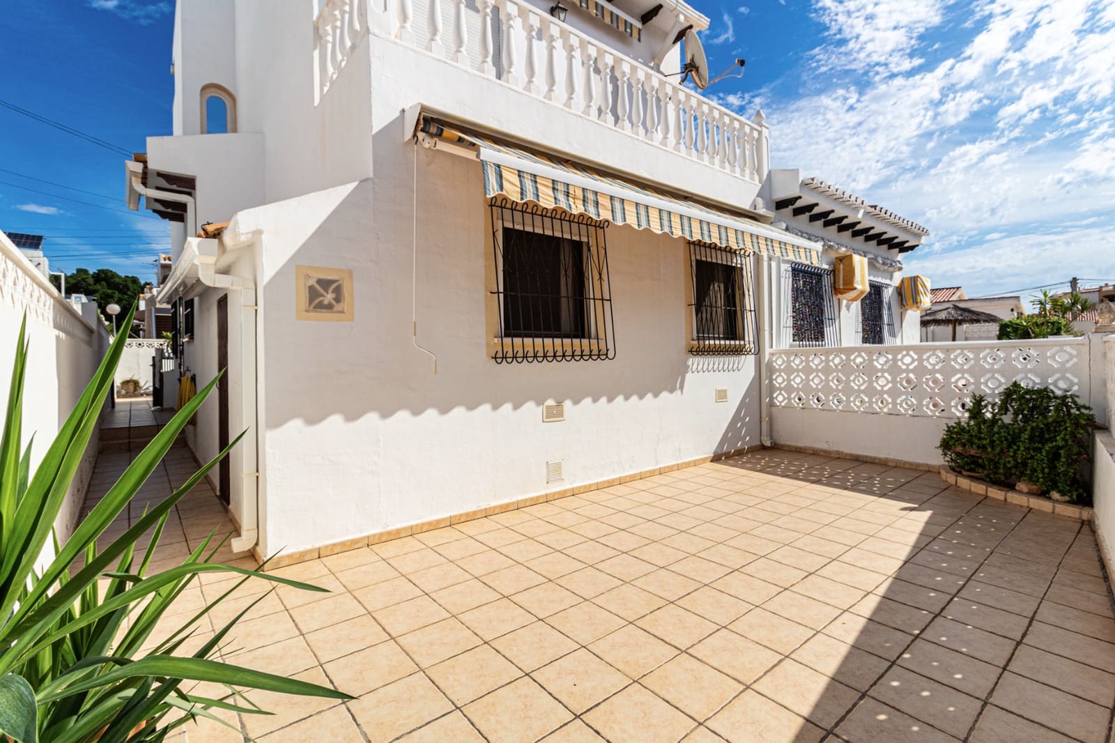 Pareado de 3 habitaciones en Torrevieja en venta con piscina - 210.000 € (Ref: 10156839)