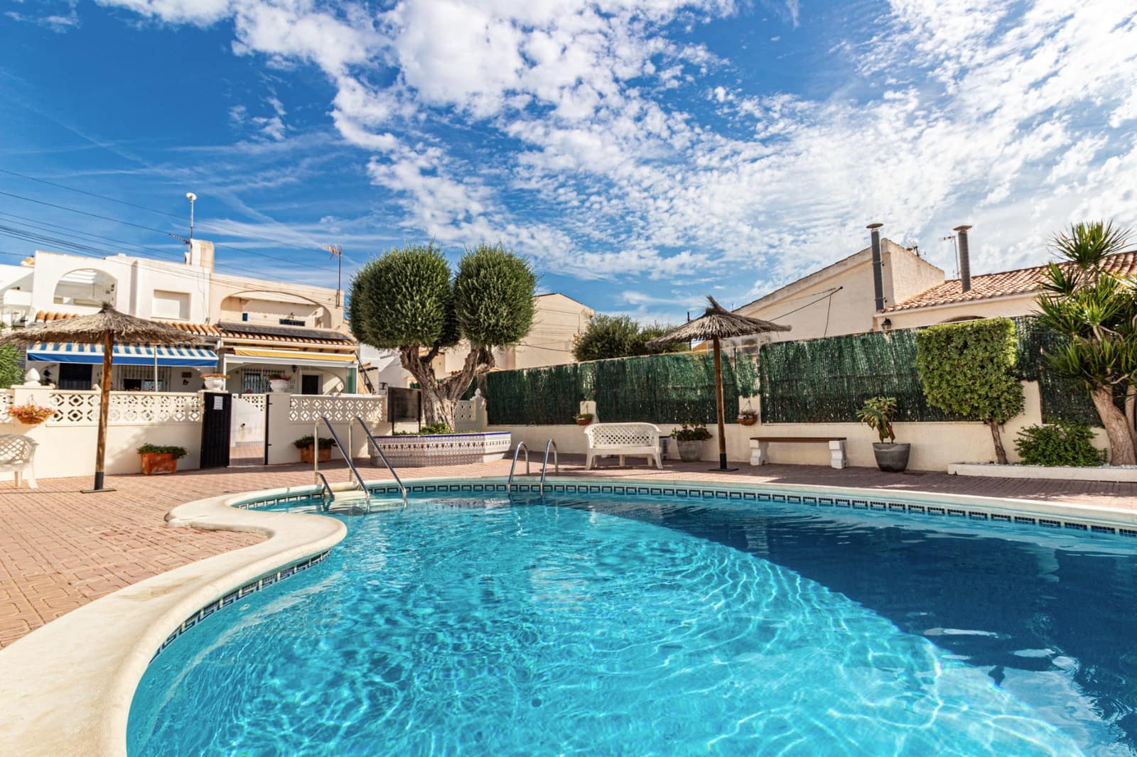 Pareado de 3 habitaciones en Torrevieja en venta con piscina - 210.000 € (Ref: 10156839)