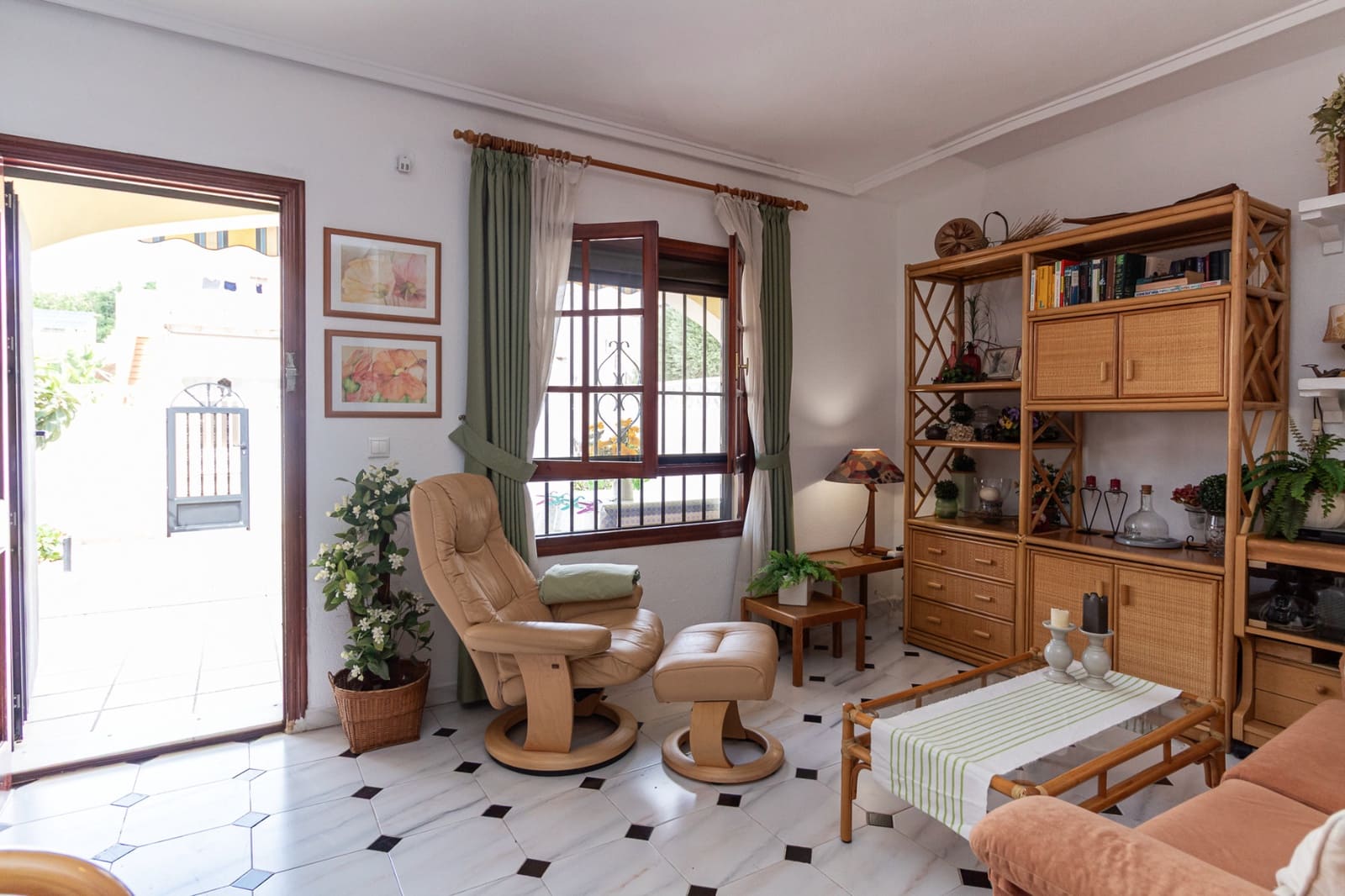 Pareado de 3 habitaciones en Torrevieja en venta con piscina - 210.000 € (Ref: 10156839)