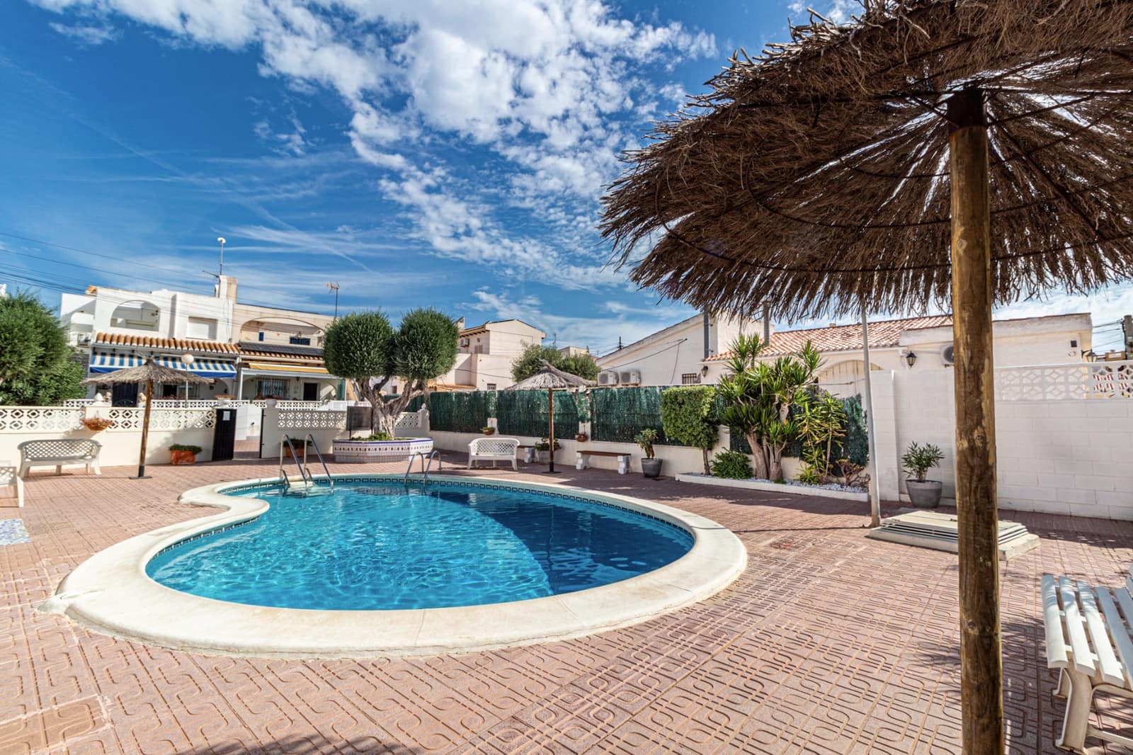 Pareado de 3 habitaciones en Torrevieja en venta con piscina - 210.000 € (Ref: 10156839)