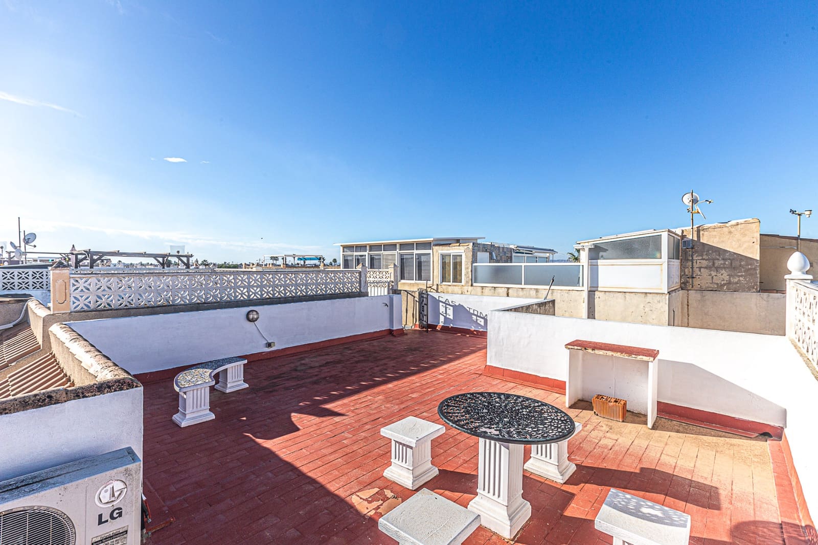 Ático de 2 habitaciones en Torrevieja en venta con piscina - 129.000 € (Ref: 10175780)