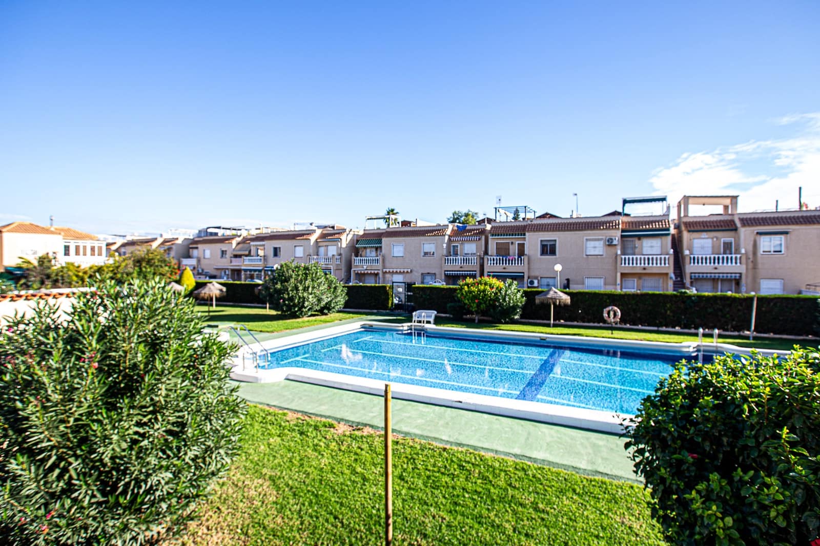 Ático de 2 habitaciones en Torrevieja en venta con piscina - 129.000 € (Ref: 10175780)