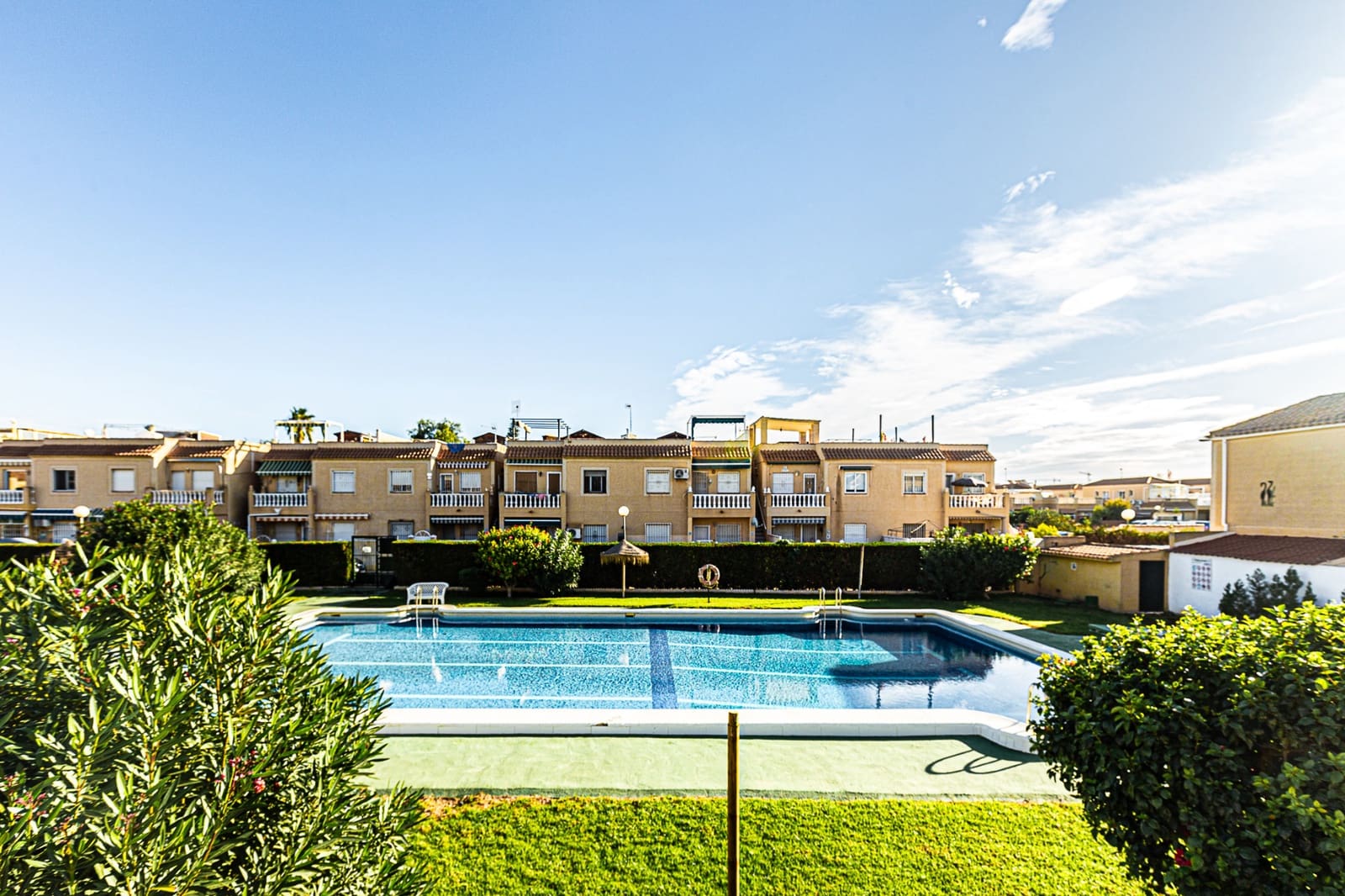 Ático de 2 habitaciones en Torrevieja en venta con piscina - 129.000 € (Ref: 10175780)