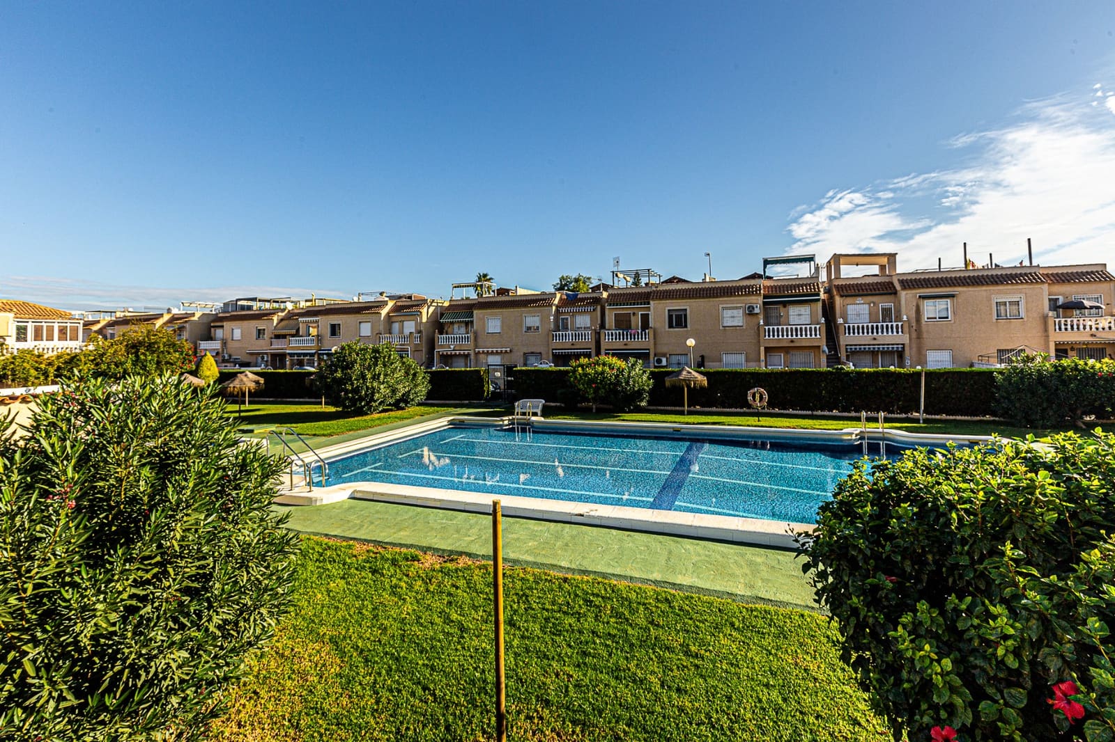 Ático de 2 habitaciones en Torrevieja en venta con piscina - 129.000 € (Ref: 10175780)