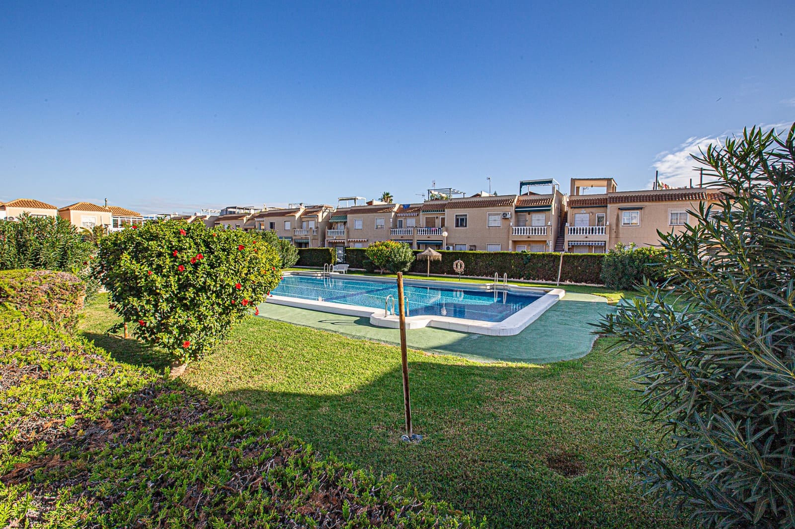 Ático de 2 habitaciones en Torrevieja en venta con piscina - 129.000 € (Ref: 10175780)
