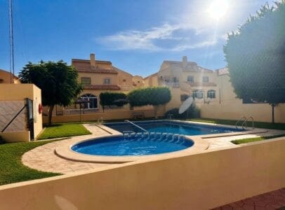 2 Zimmer Reihenhaus zu verkaufen in Punta Prima mit Pool Garage - 299.000 € (Ref: 10179423)