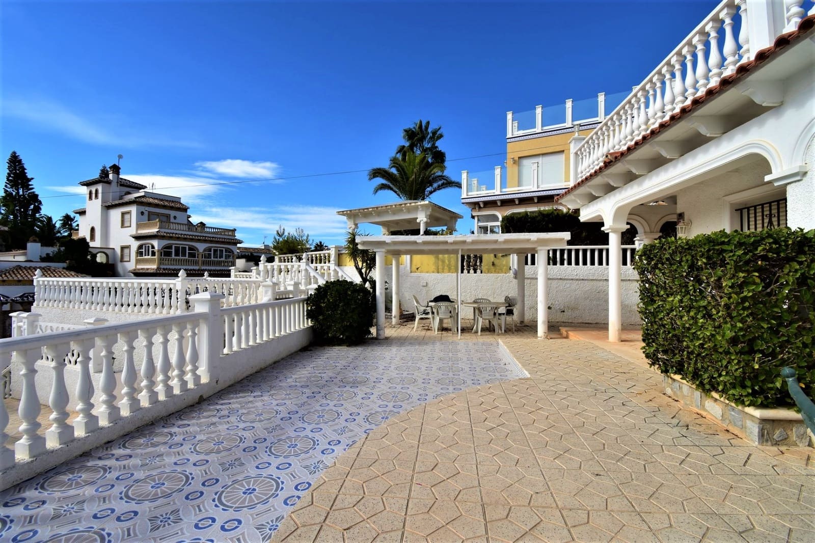 10 bedroom Villa for sale in Playa Flamenca with pool - € 3,000,000 (Ref: 7336671)