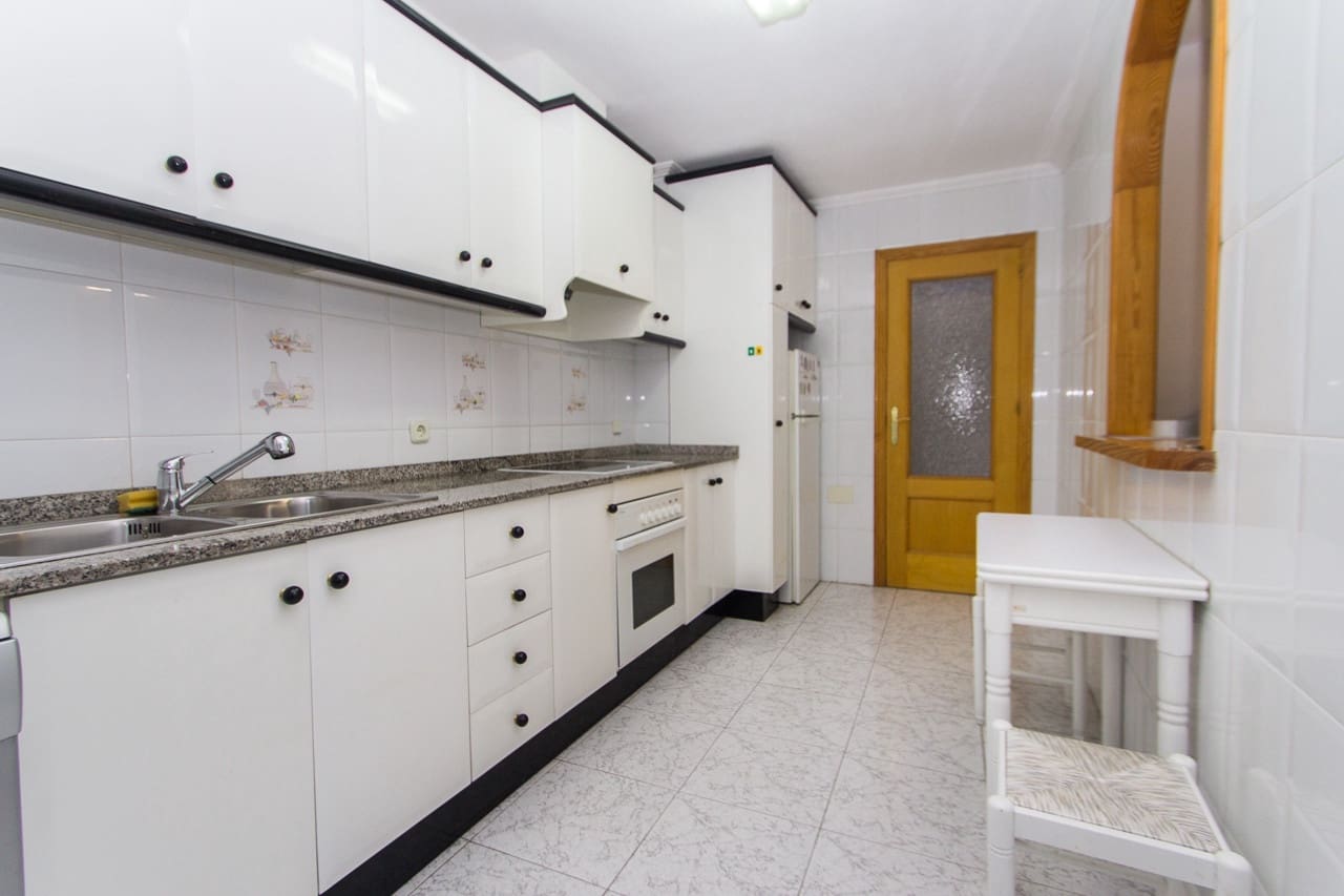 3 slaapkamer Appartement te huur in Torrevieja - € 850 (Ref: 7642454)