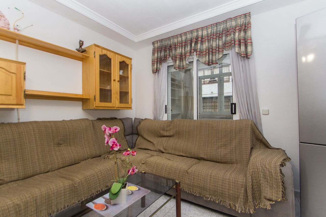 3 slaapkamer Appartement te huur in Torrevieja - € 850 (Ref: 7642454)