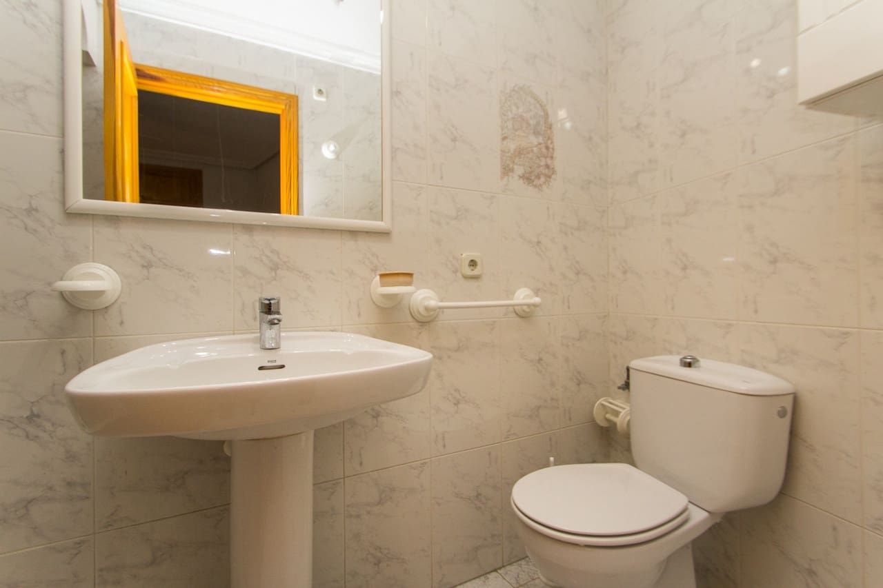 3 slaapkamer Appartement te huur in Torrevieja - € 850 (Ref: 7642454)