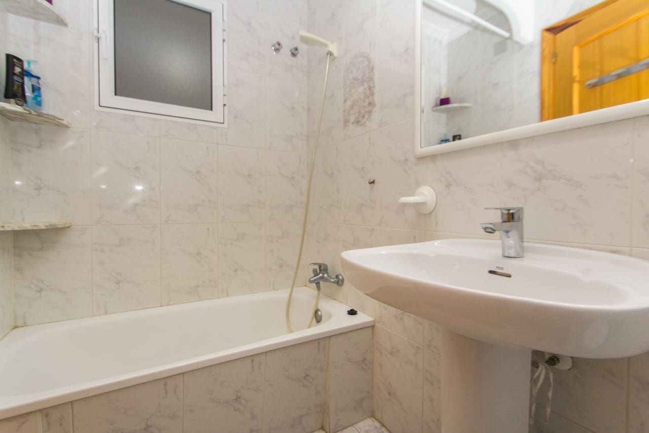 3 slaapkamer Appartement te huur in Torrevieja - € 850 (Ref: 7642454)