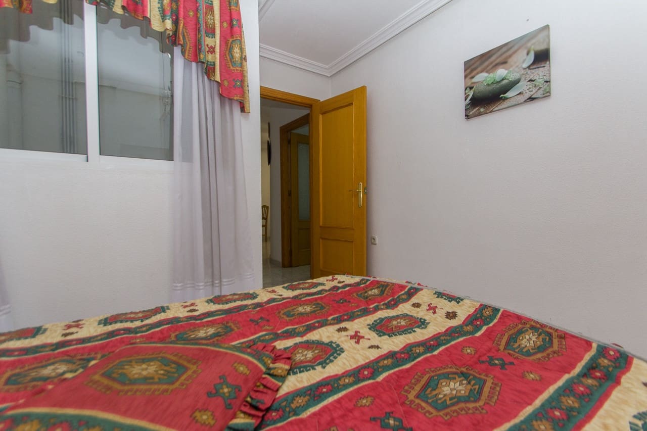 3 slaapkamer Appartement te huur in Torrevieja - € 850 (Ref: 7642454)