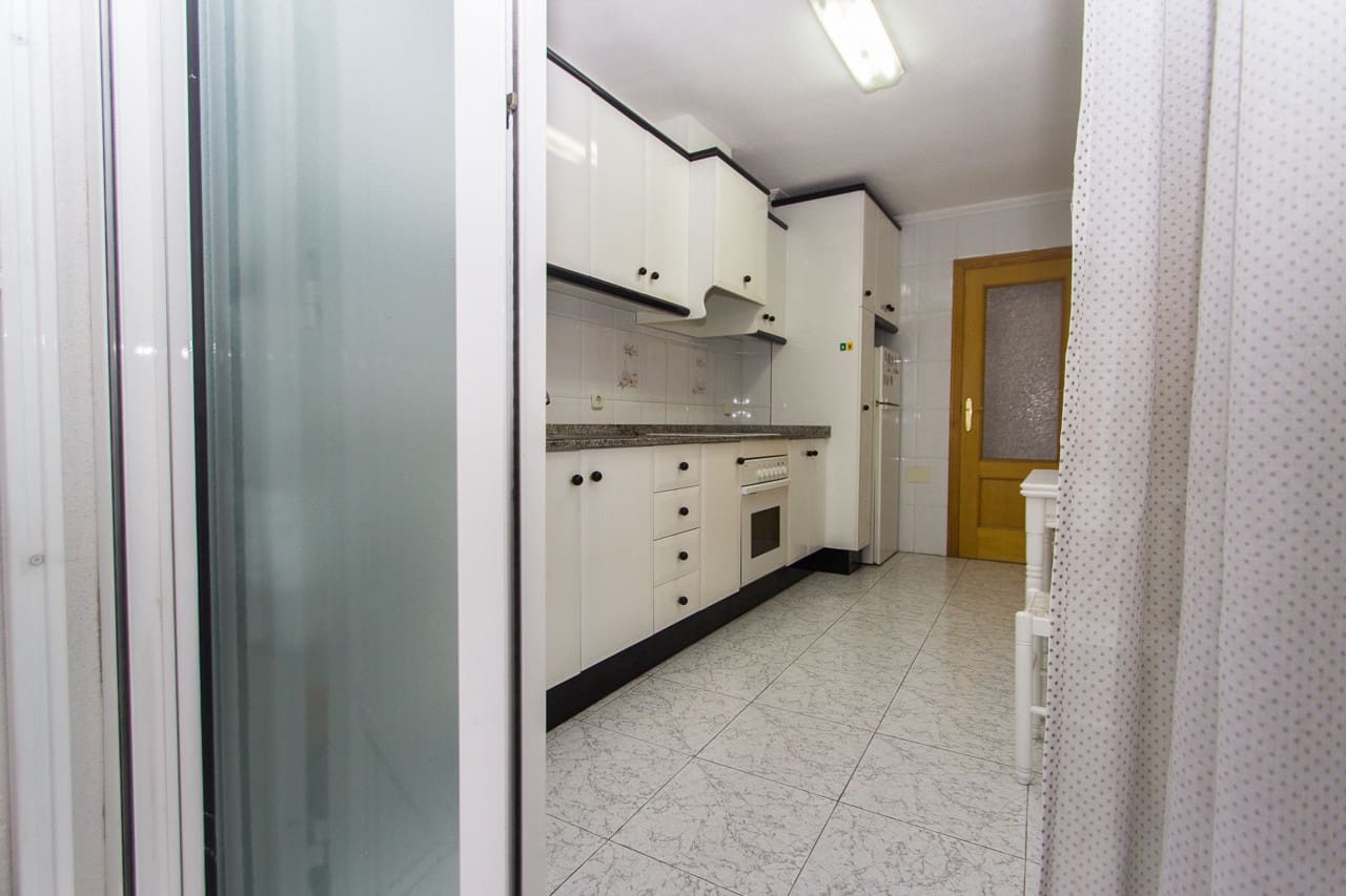 3 slaapkamer Appartement te huur in Torrevieja - € 850 (Ref: 7642454)