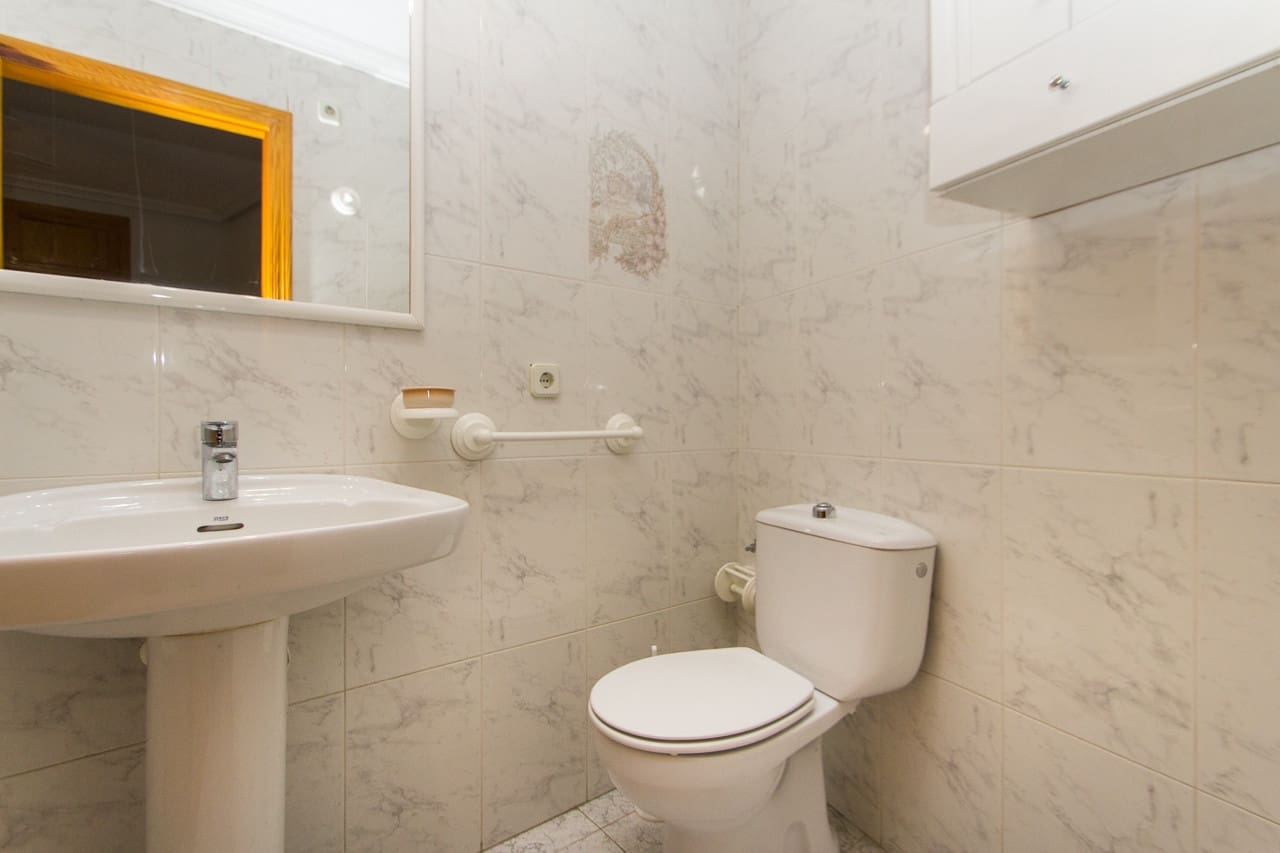 3 slaapkamer Appartement te huur in Torrevieja - € 850 (Ref: 7642454)