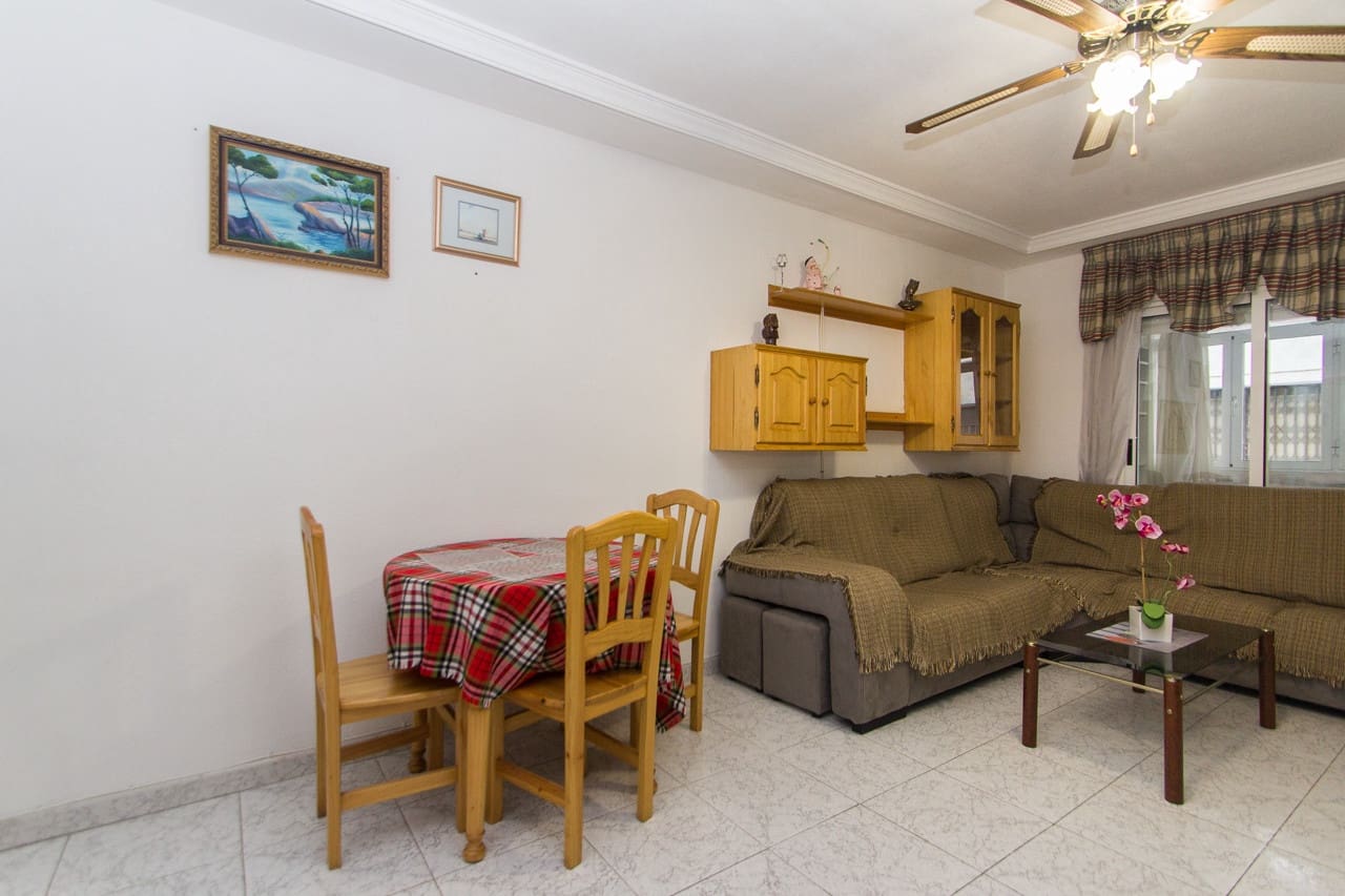 3 slaapkamer Appartement te huur in Torrevieja - € 850 (Ref: 7642454)
