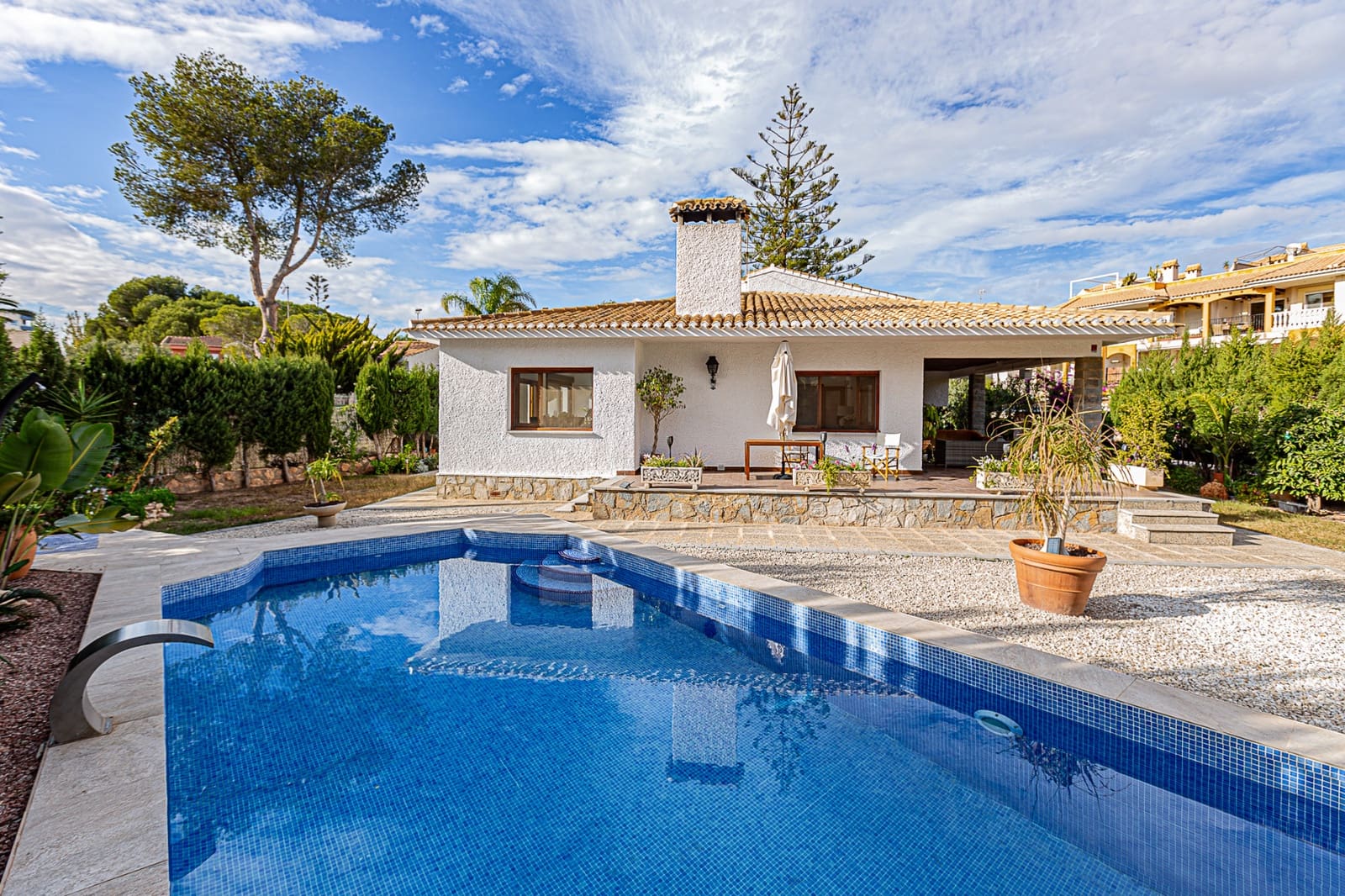4 Zimmer Villa zu verkaufen in Campoamor mit Pool - 690.000 € (Ref: 7883320)