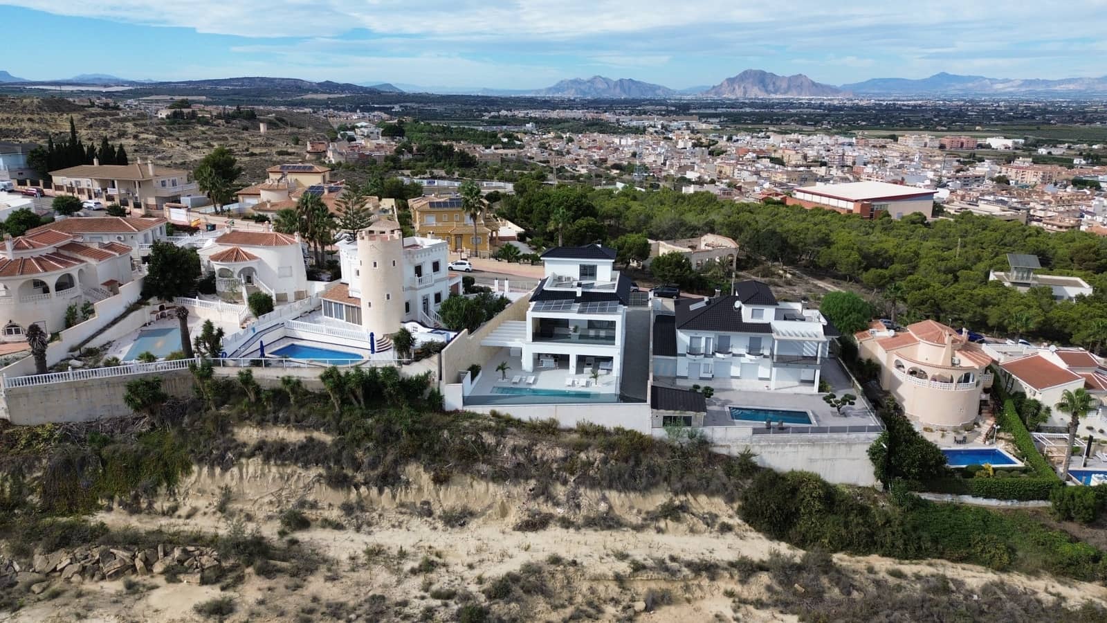 4 Zimmer Villa zu verkaufen in Ciudad Quesada mit Pool Garage - 1.799.000 € (Ref: 8005664)