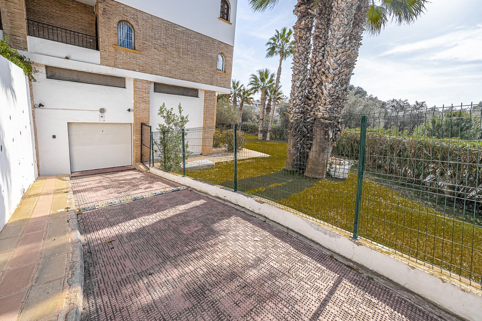 Garage for rent in Villamartin - € 200 (Ref: 8116937)