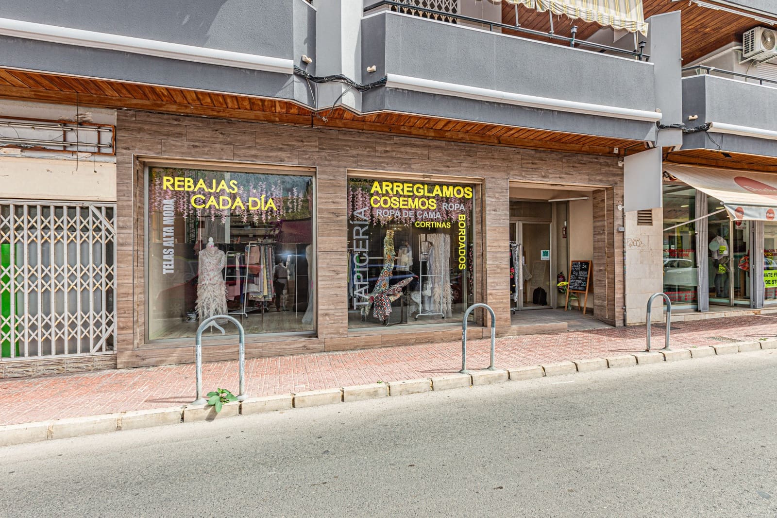 Commercial for sale in Torrevieja - € 199,000 (Ref: 8387510)