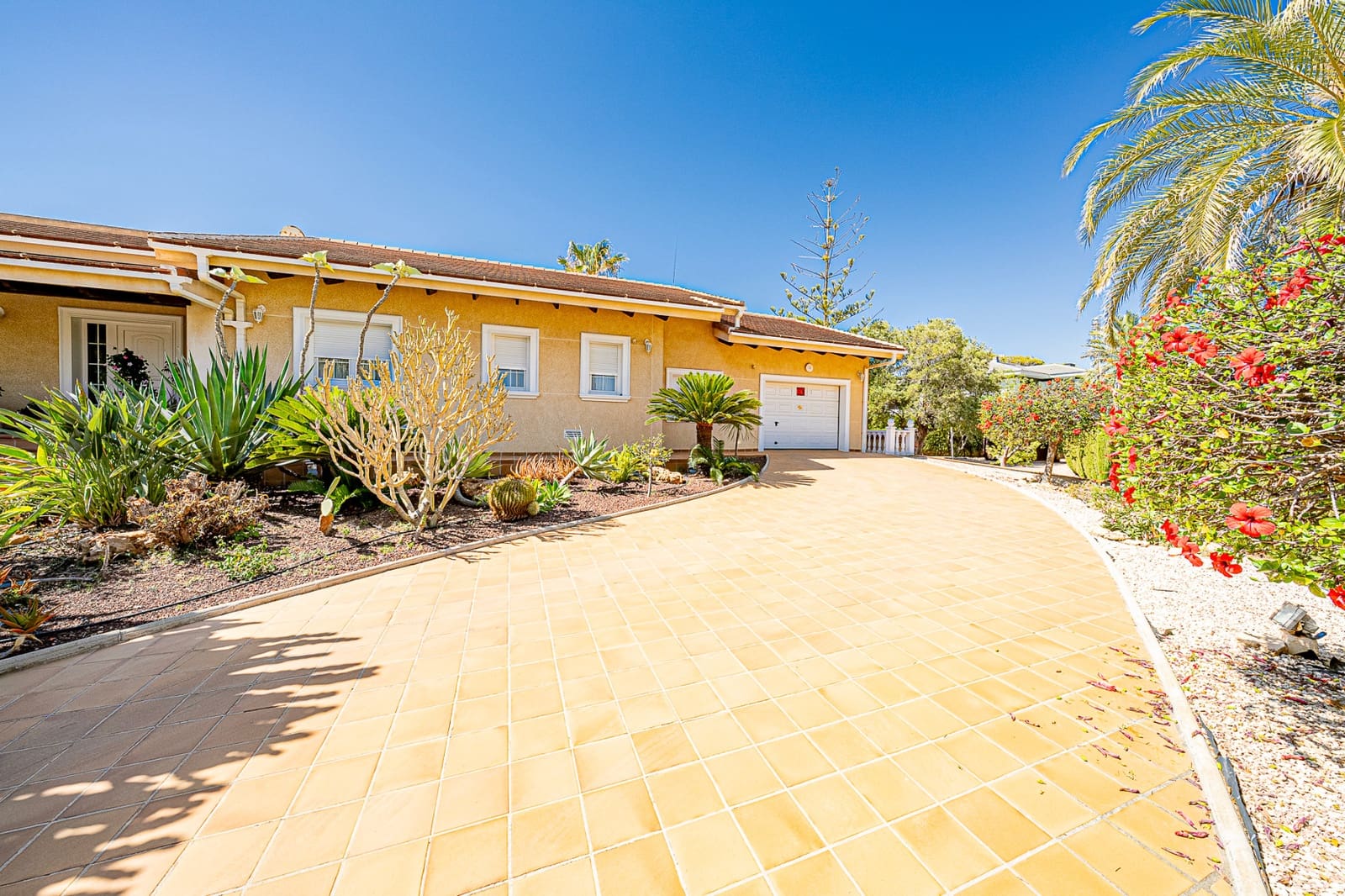 3 bedroom Villa for sale in Cabo Roig with pool garage - € 1,690,000 (Ref: 8408841)