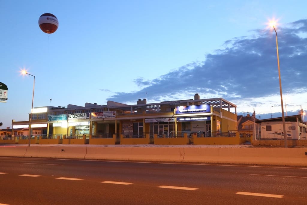 Komercyjne do wynajęcia w La Zenia - 1 800 € (Ref: 8428074)