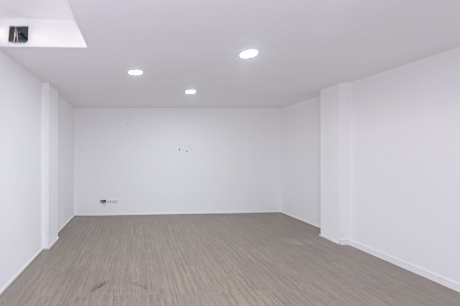 Commercial for rent in La Zenia - € 1,800 (Ref: 8428074)