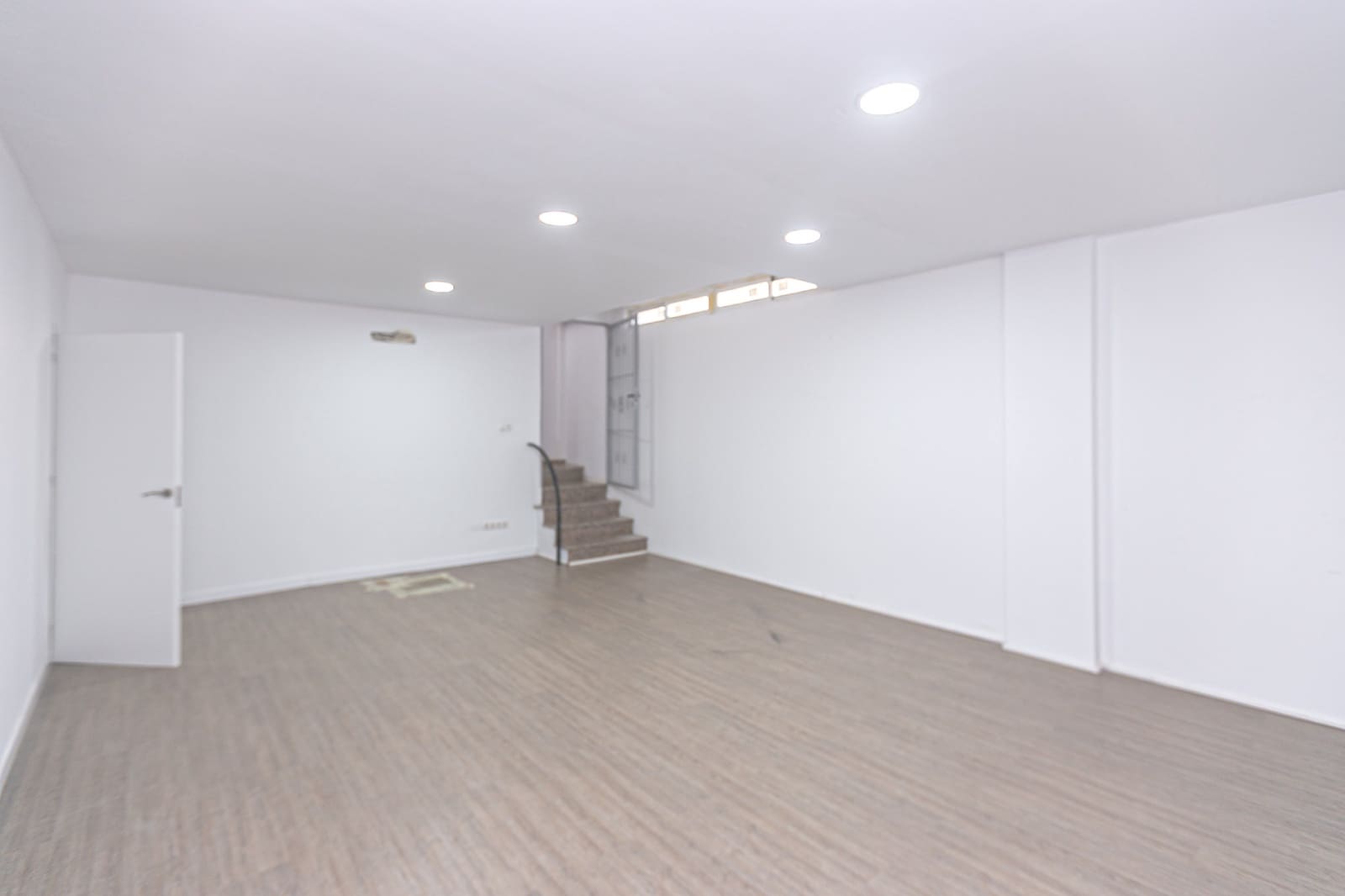 Commercial for rent in La Zenia - € 1,800 (Ref: 8428074)