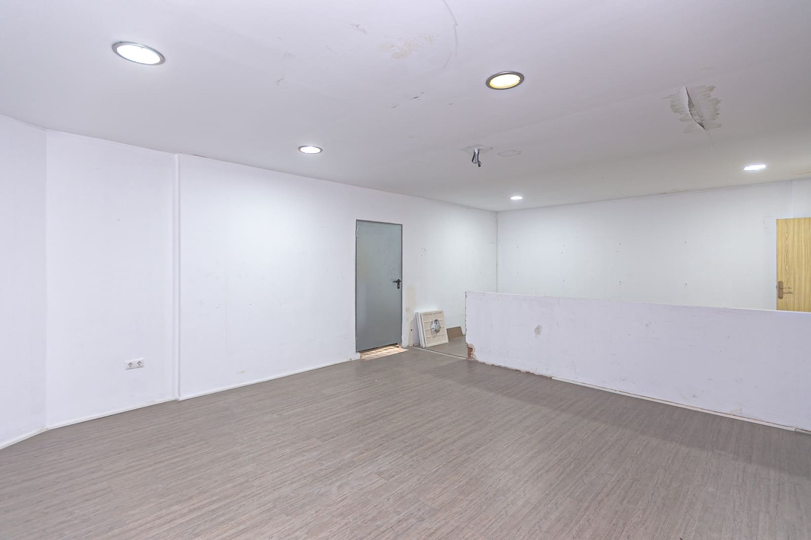 Commercial for rent in La Zenia - € 1,800 (Ref: 8428074)