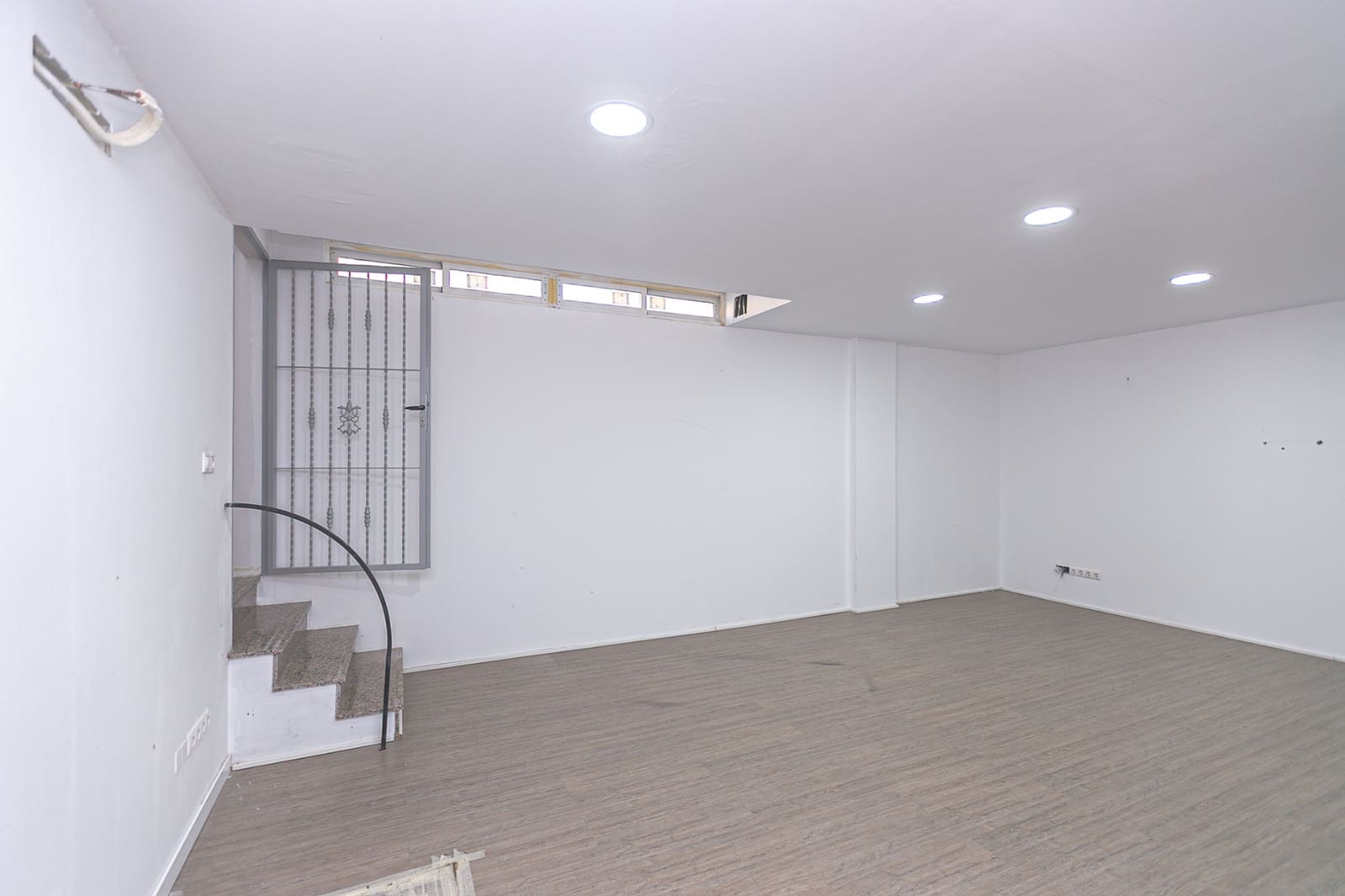 Commercial for rent in La Zenia - € 1,800 (Ref: 8428074)