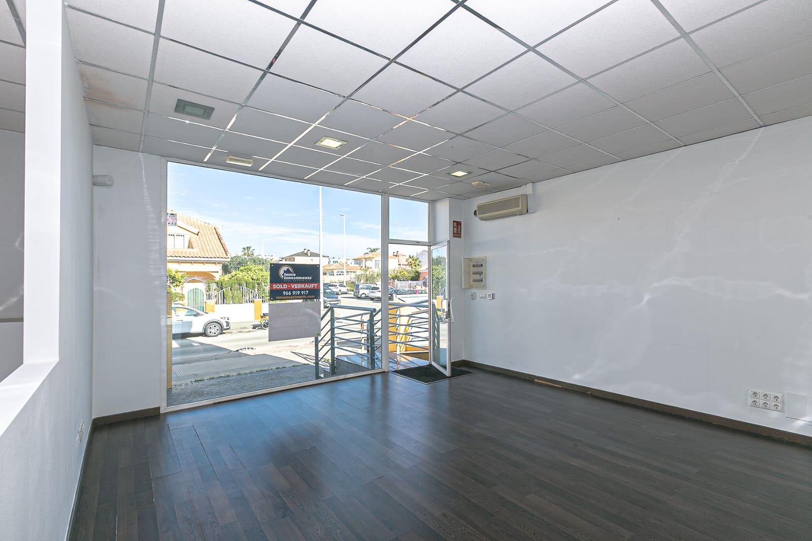 Commercial for rent in La Zenia - € 1,800 (Ref: 8428074)