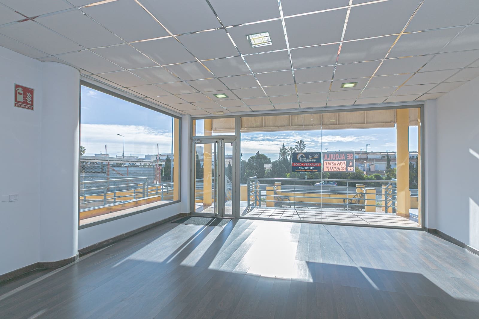 Commercial for rent in La Zenia - € 1,800 (Ref: 8428074)