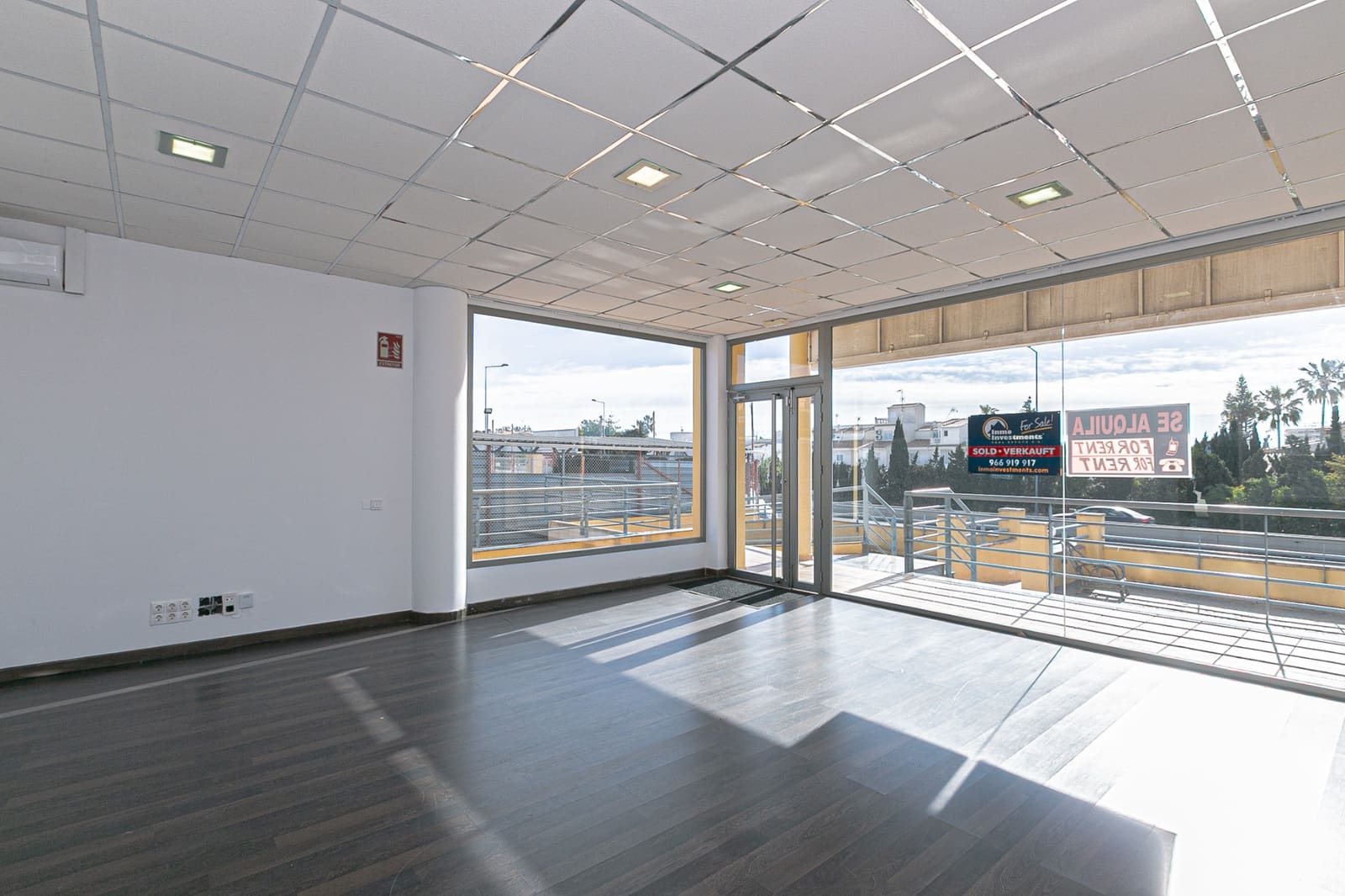 Commercial for rent in La Zenia - € 1,800 (Ref: 8428074)