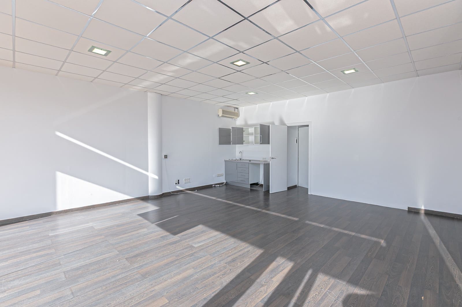 Commercial for rent in La Zenia - € 1,800 (Ref: 8428074)