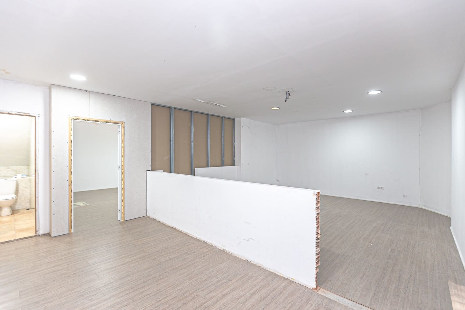 Commercial for rent in La Zenia - € 1,800 (Ref: 8428074)