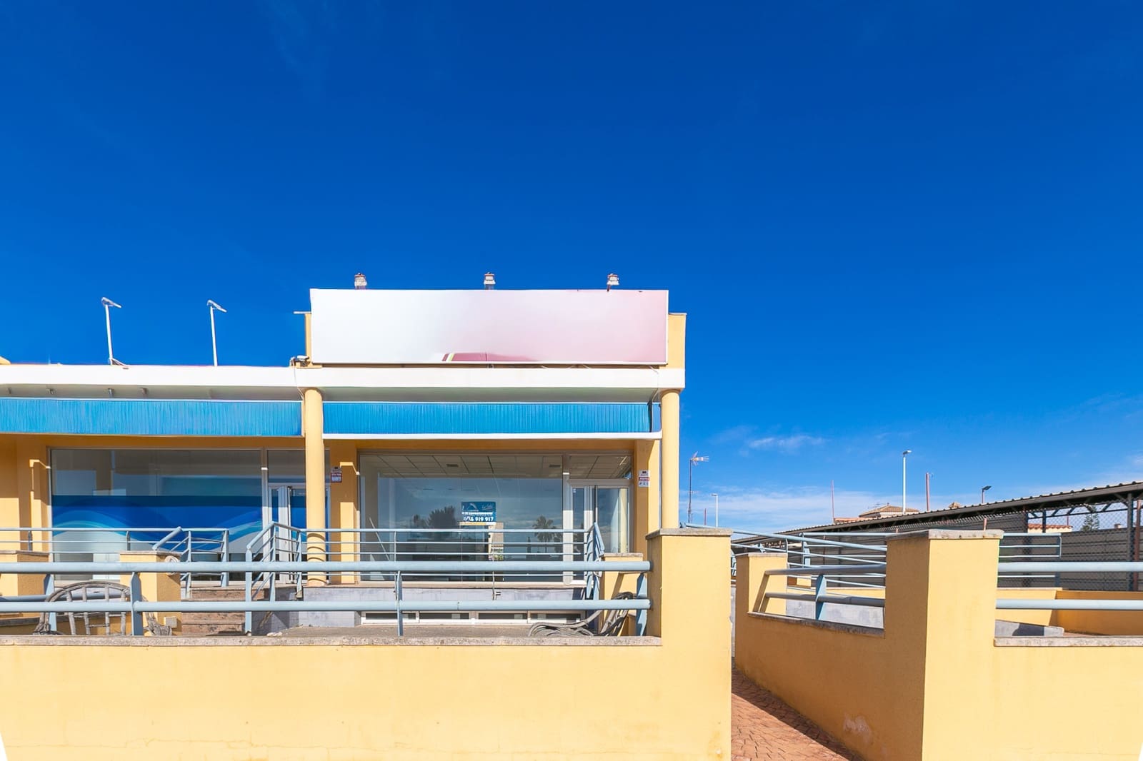 Commercial for rent in La Zenia - € 1,800 (Ref: 8428074)