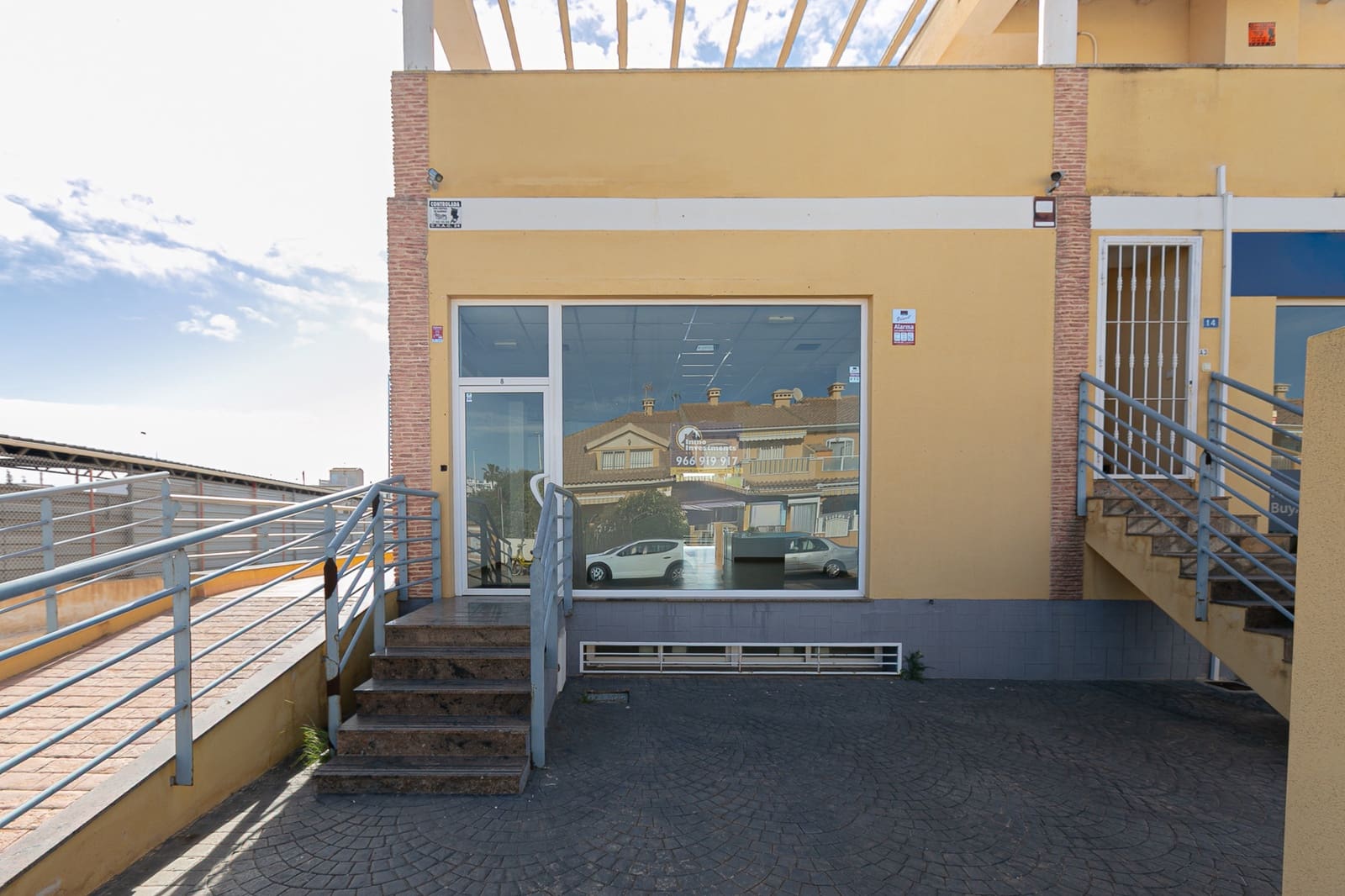 Commercial for rent in La Zenia - € 1,800 (Ref: 8428074)