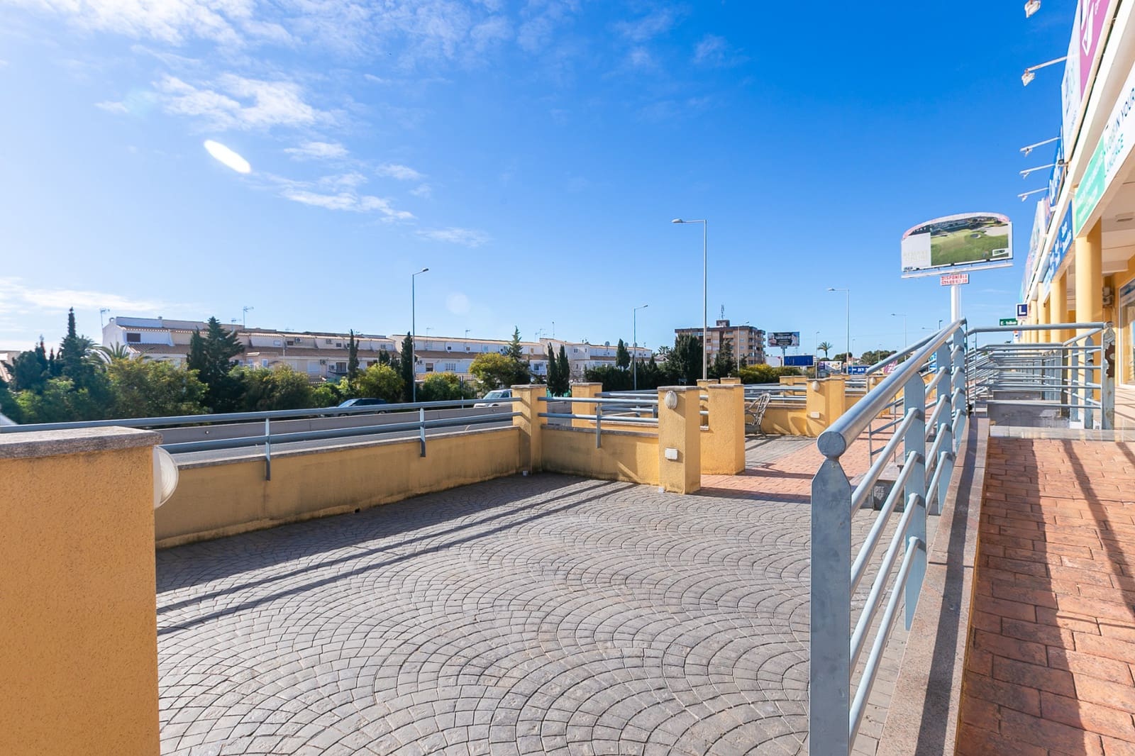 Commercial for rent in La Zenia - € 1,800 (Ref: 8428074)