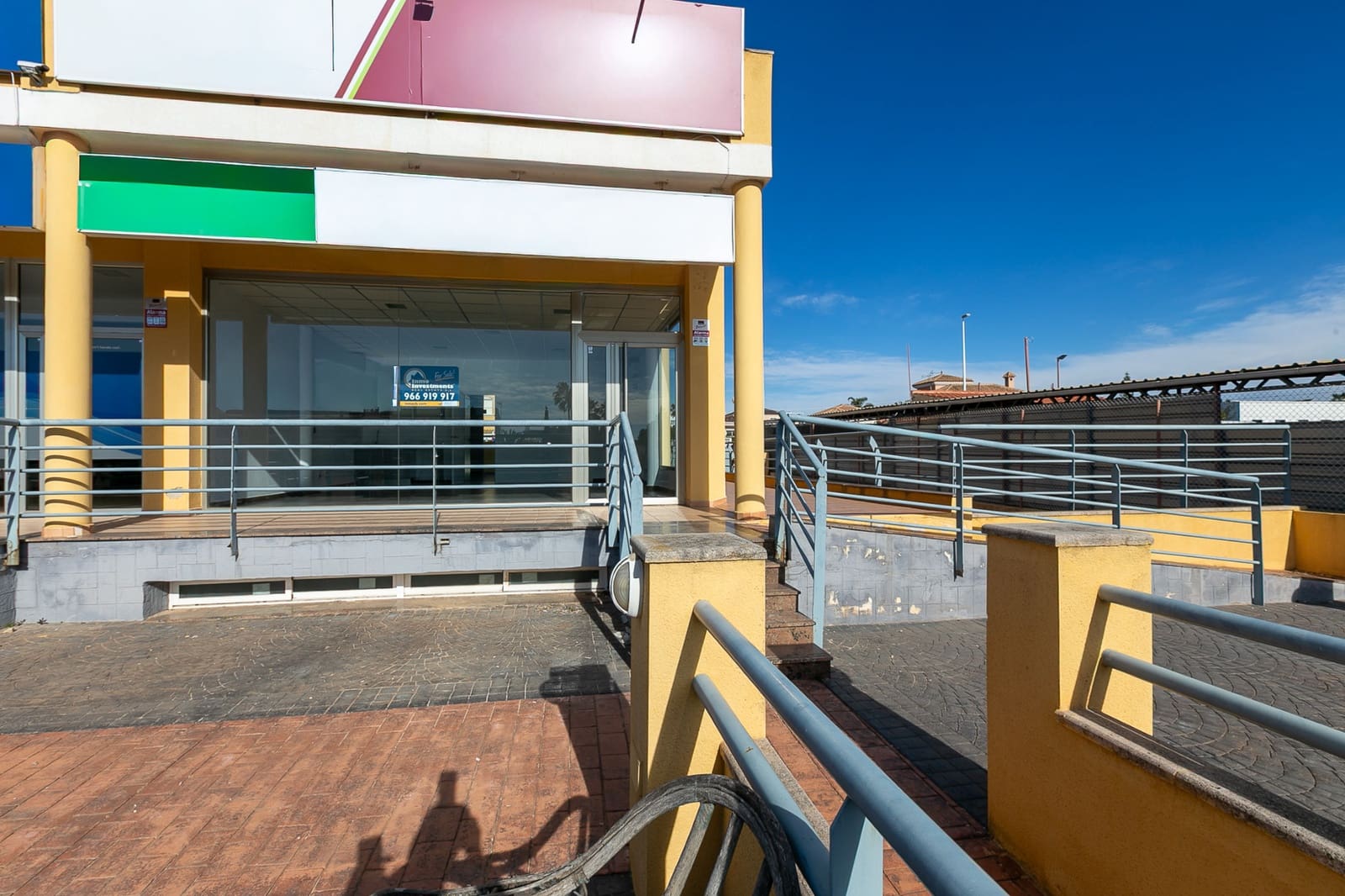 Commercial for rent in La Zenia - € 1,800 (Ref: 8428074)