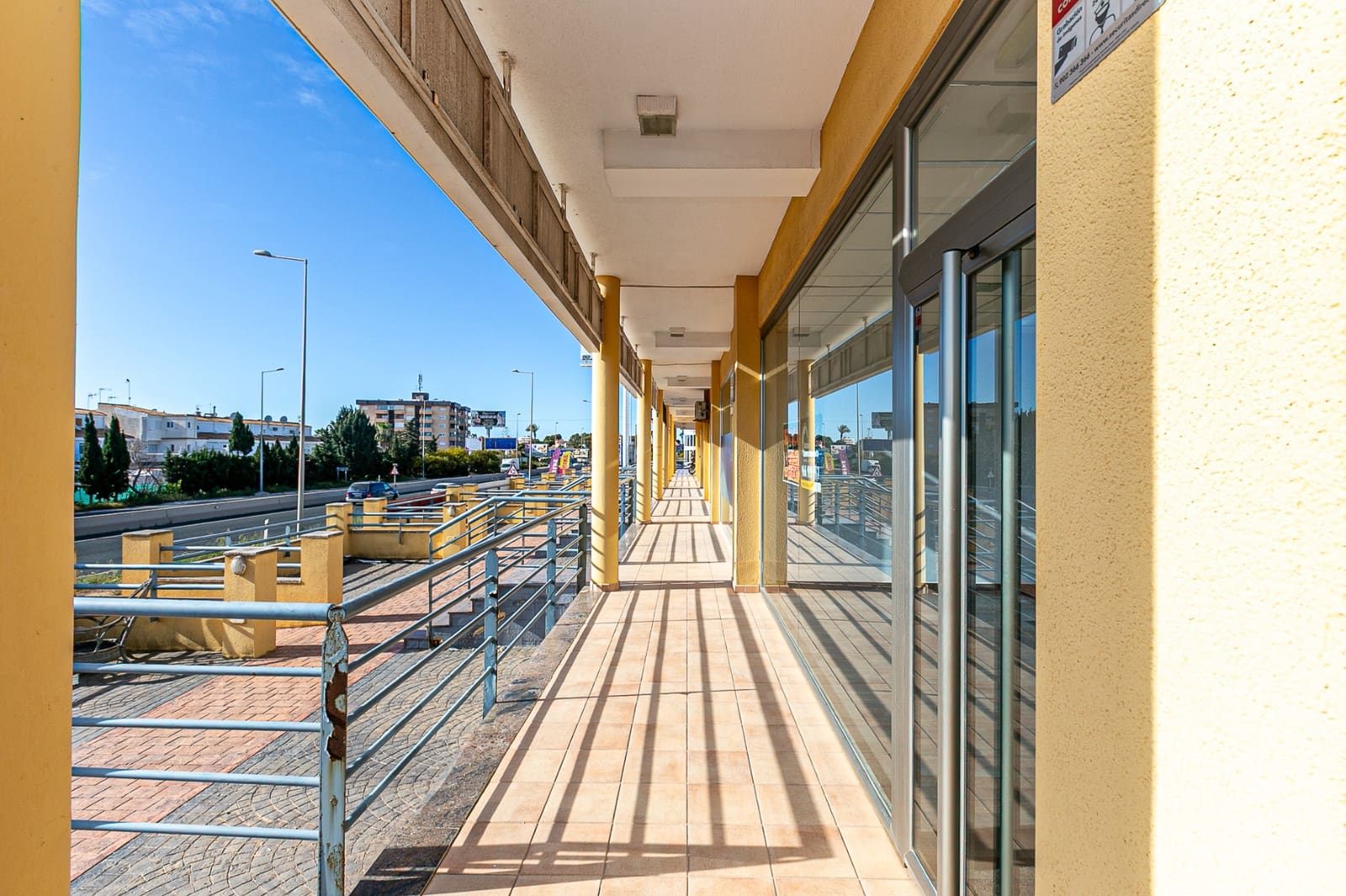 Commercial for rent in La Zenia - € 1,800 (Ref: 8428074)