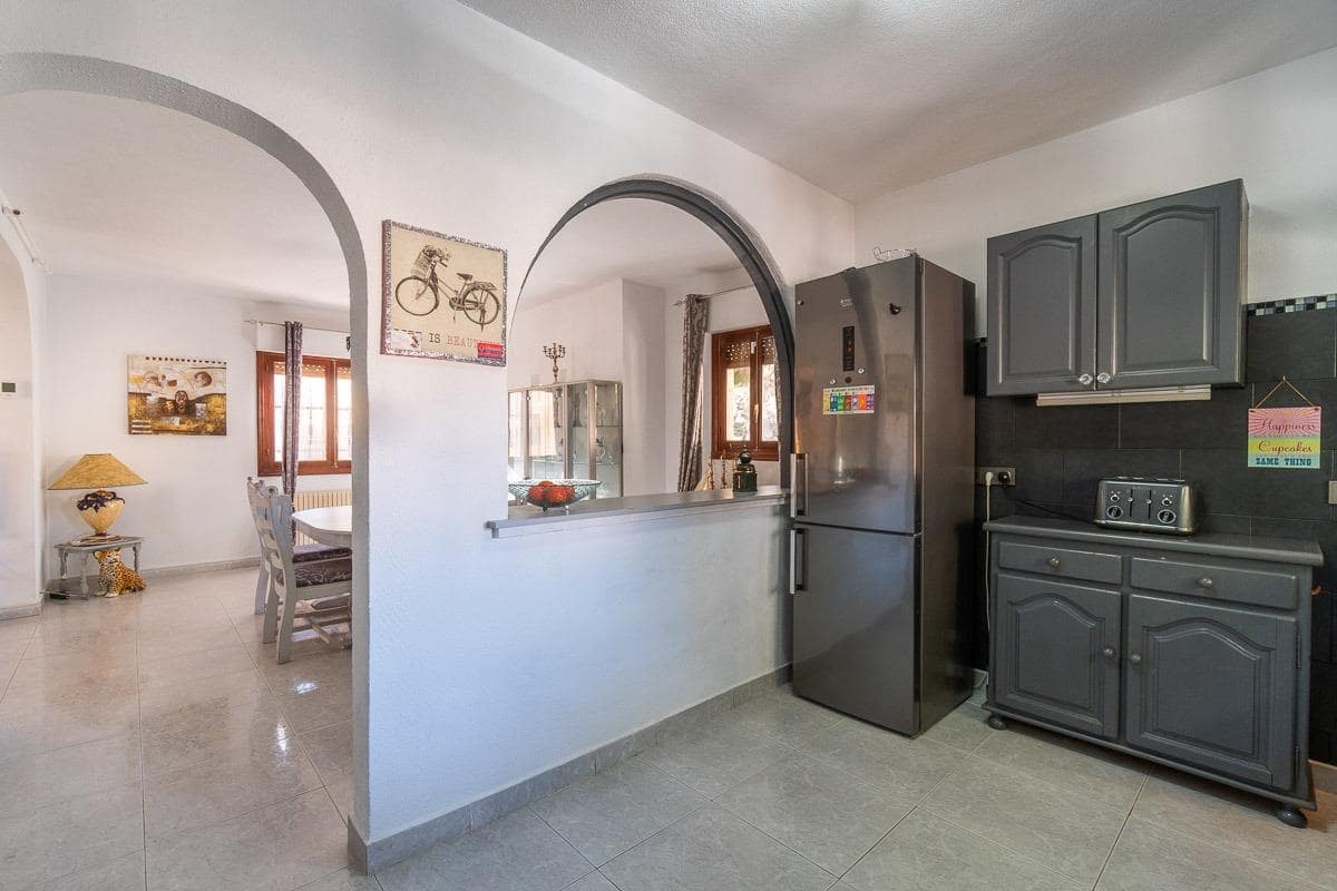 6 soveværelse Villa til salg i Villamartin med swimmingpool - € 450.000 (Ref: 8944319)