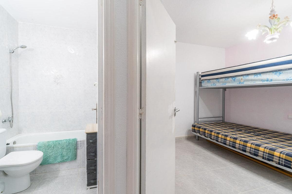 6 soveværelse Villa til salg i Villamartin med swimmingpool - € 450.000 (Ref: 8944319)