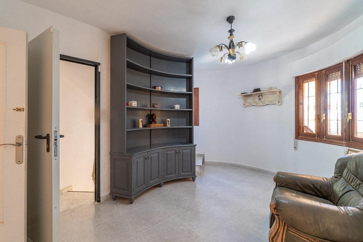 6 soveværelse Villa til salg i Villamartin med swimmingpool - € 450.000 (Ref: 8944319)